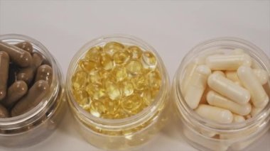 Masada vitamin hapları ve takviyeler var. Seçici odak.