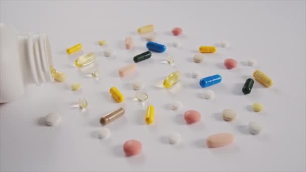 Tabletten Vitamine und Nahrungsergänzungsmittel auf dem Tisch. Selektiver Fokus. — Stockvideo