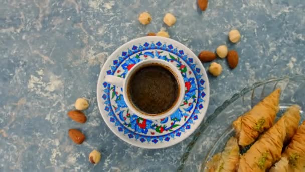 Turkse koffie en baklava op tafel. Selectieve focus. — Stockvideo