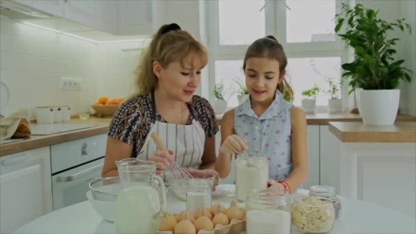Matka i córka przygotowują razem ciasto. Skupienie selektywne. — Wideo stockowe