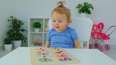 Çocuk bulmaca numaralarını öğreniyor. Seçici odak.