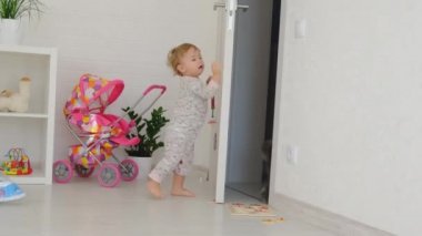 Bebek kediyle oynuyor. Seçici odak.