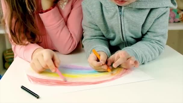 Die Kinder malen gemeinsam einen Regenbogen. Selektiver Fokus. — Stockvideo