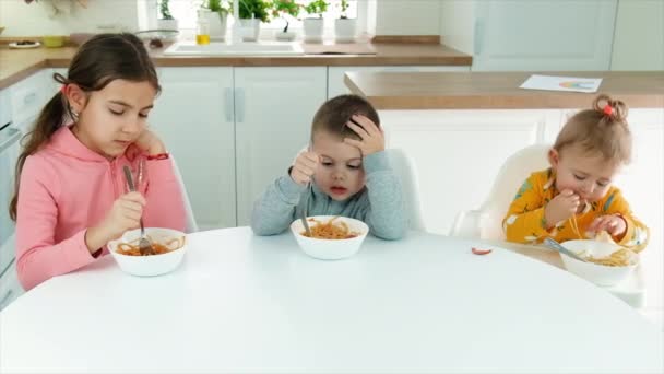 I bambini mangiano in cucina. Focus selettivo. — Video Stock
