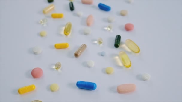 Píldoras Vitaminas y suplementos sobre la mesa. Enfoque selectivo. — Vídeo de stock