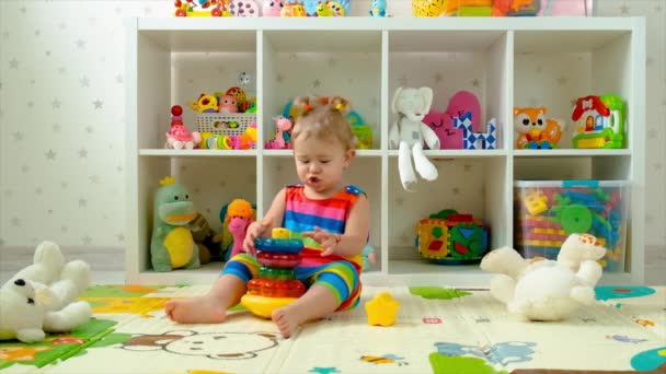 El niño juega con juguetes en la habitación. Enfoque selectivo. — Vídeo de stock