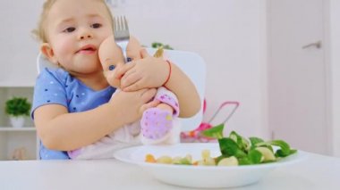 Çocuk makarna ve sebze yiyor. Seçici odak.