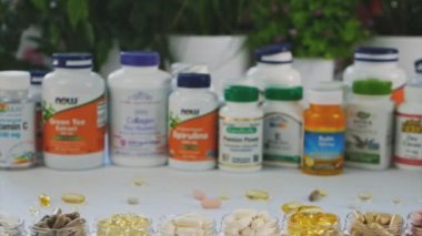 Kiev, Ukrayna, - 21 Şubat 2022: iHerb vitaminleri ve takviyeleri.