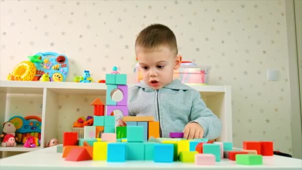 Çocuk odada oyuncaklarla oynuyor. Seçici odak. — Stok video