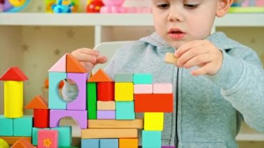 Çocuk odada oyuncaklarla oynuyor. Seçici odak.