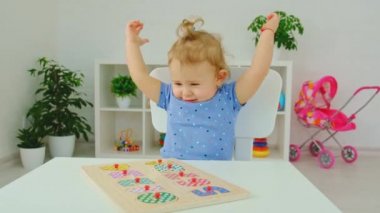 Çocuk bulmaca numaralarını öğreniyor. Seçici odak.