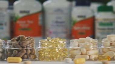 Kiev, Ukrayna, - 21 Şubat 2022: iHerb vitaminleri ve takviyeleri.