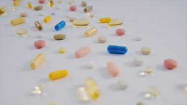 Masada vitamin hapları ve takviyeler var. Seçici odak.
