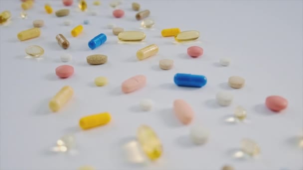 Píldoras Vitaminas y suplementos sobre la mesa. Enfoque selectivo. — Vídeo de stock