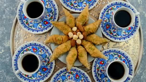 Türkischer Kaffee und Baklava auf dem Tisch. Selektiver Fokus. — Stockvideo