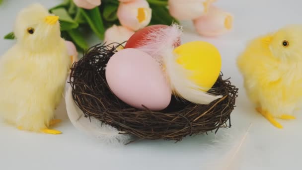 Hermoso fondo de Pascua con huevos. Enfoque selectivo. — Vídeo de stock