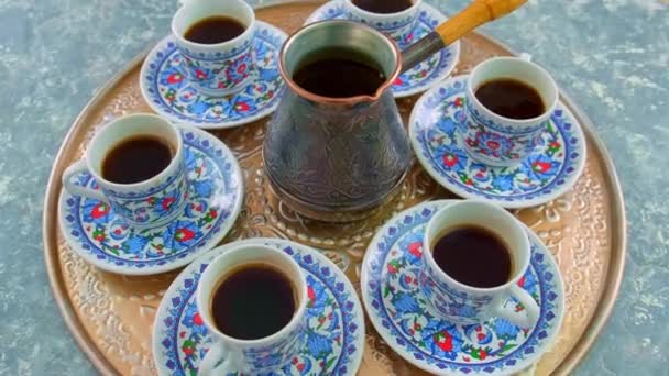 Turkse koffie in turk en kopjes. Selectieve focus. — Stockvideo
