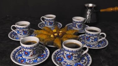 Masada Türk kahvesi ve baklava var. Seçici odaklama.