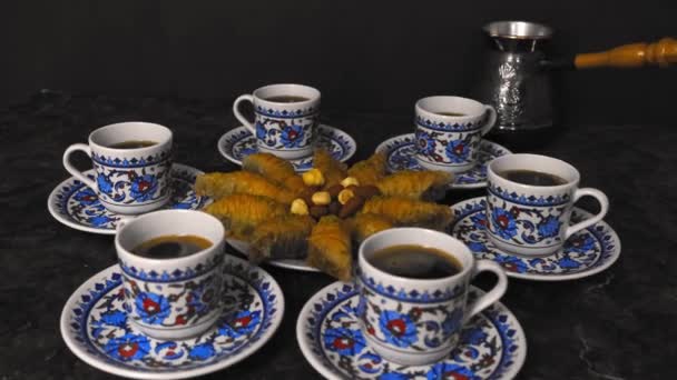 Turecká káva a baklava na stole. Selektivní zaměření. — Stock video