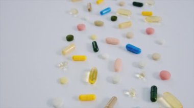 Masada vitamin hapları ve takviyeler var. Seçici odak.