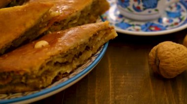 Baklava ve Türk kahvesi masada. Seçici odak.