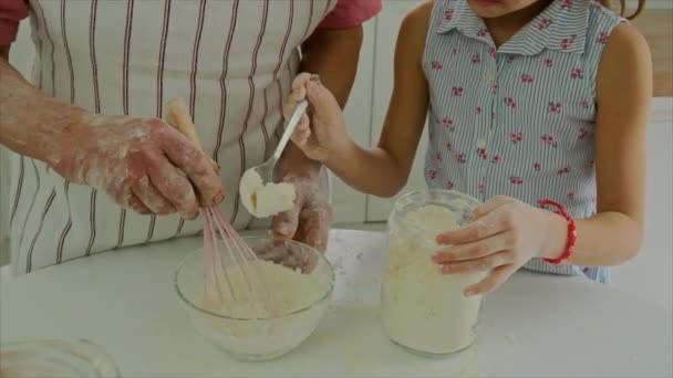 Großmutter und Kind kochen gemeinsam Teig. Selektiver Fokus. — Stockvideo