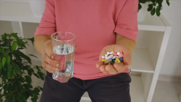 Egy idős nő tablettákat iszik. Szelektív fókusz. — Stock videók