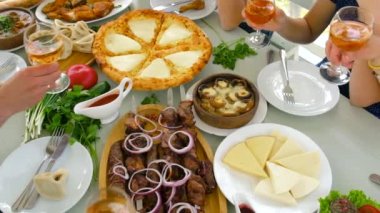 Gürcistan ulusal mutfağı, restoranda masada yemek. Seçici odak.
