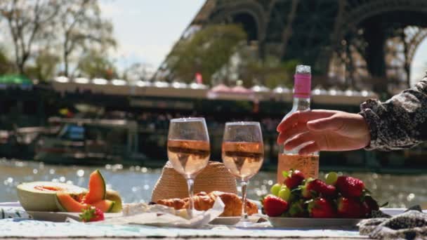 Woman in paris picnic with wine. Selective focus. — Stock video