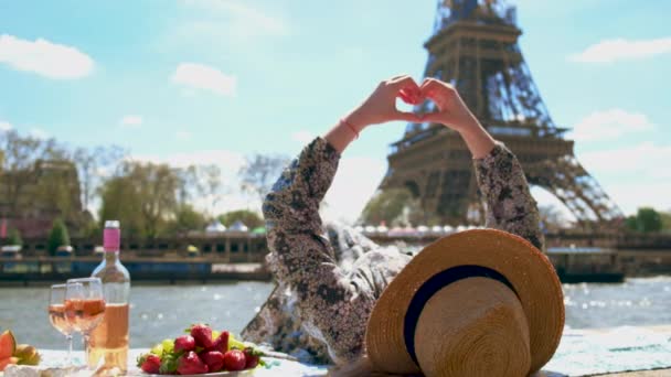 Woman in paris picnic with wine. Selective focus. — Stock Video