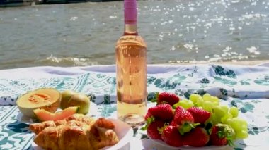 Paris 'te şaraplı piknik. Seçici odak.