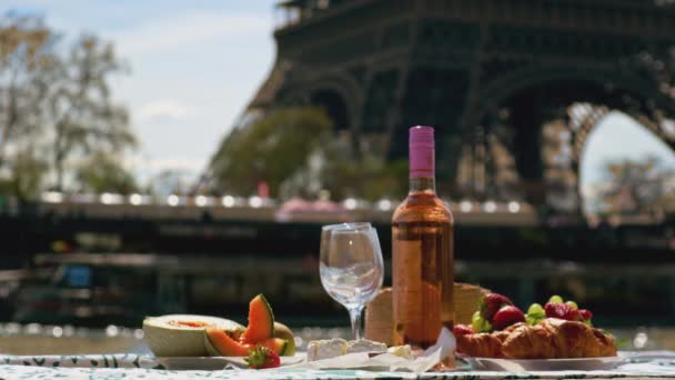 Picnic in Paris with wine. Selective focus. — стоковое видео