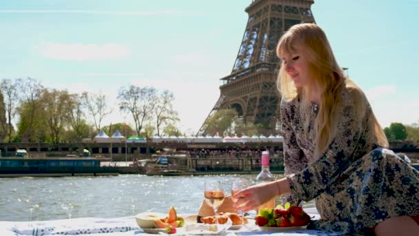 Woman in paris picnic with wine. Selective focus. — Stock video