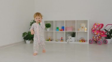 Çocuk odada oyuncaklarla oynuyor. Seçici odak.