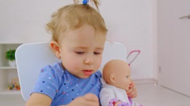 Çocuk makarna ve sebze yiyor. Seçici odak.