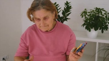 Yaşlı kadının başı ağrıyor. Seçici odak.