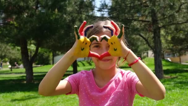 Hände Kinderlächeln malt Zeichnung. Selektiver Fokus. — Stockvideo