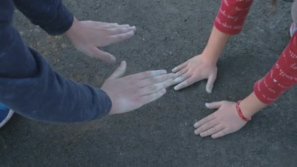 Otisky dětských rukou křídově na chodníku. Selektivní zaměření. — Stock video