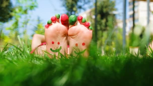 Legs of a child on the grass smile. Selective focus. — Vídeo de Stock