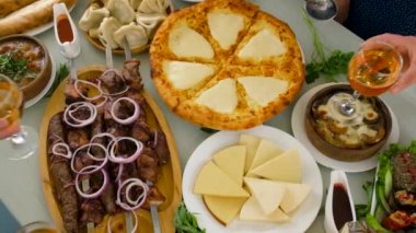 Gürcistan ulusal mutfağı, restoranda masada yemek. Seçici odak.