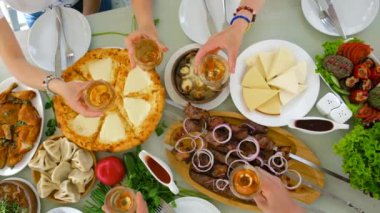 Gürcistan ulusal mutfağı, restoranda masada yemek. Seçici odak.