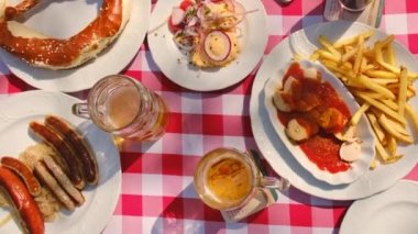 Brasseride Bavyera birası ve yiyecek. Seçici odak.