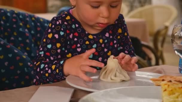 Bir çocuk Gürcistan 'da khinkali yer. Seçici odak. — Stok video