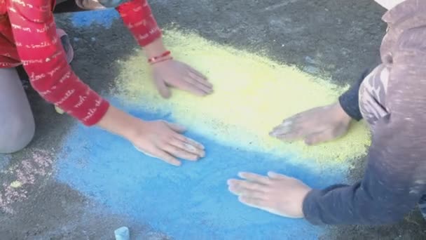 Kinderen tekenen met krijt op asyalte. Selectieve focus. — Stockvideo