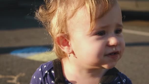 Το μωρό έχει μύξες στο πρόσωπό της. Επιλεκτική εστίαση. — Αρχείο Βίντεο