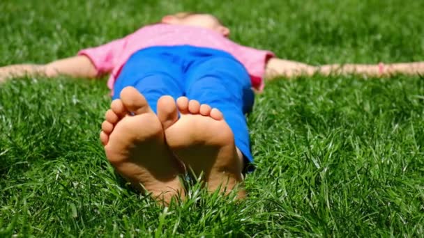 Dětské nohy na trávě. Selektivní soustředění. Kluk. — Stock video