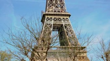 Paris Baharı 'ndaki Eyfel Kulesi. Seçici odak.