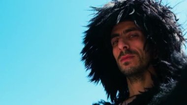 Papakha giymiş bir adam ve ulusal Gürcü kostümü. Seçici odak.
