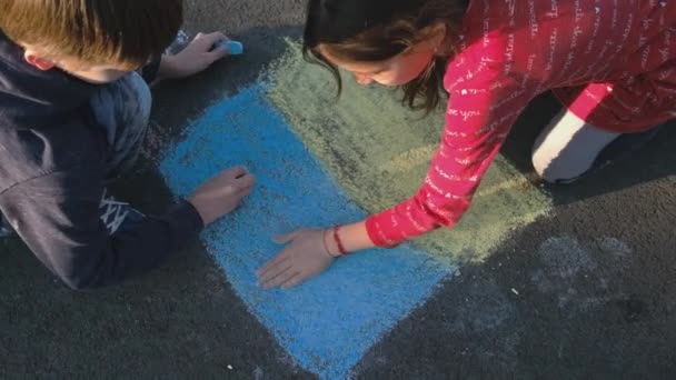 Děti kreslí křídou na asyalte. Selektivní zaměření. — Stock video