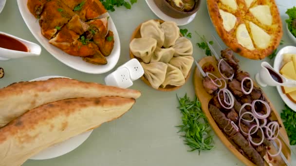 Γεωργιανή εθνική κουζίνα, φαγητό στο τραπέζι του εστιατορίου. Επιλεκτική εστίαση. — Αρχείο Βίντεο